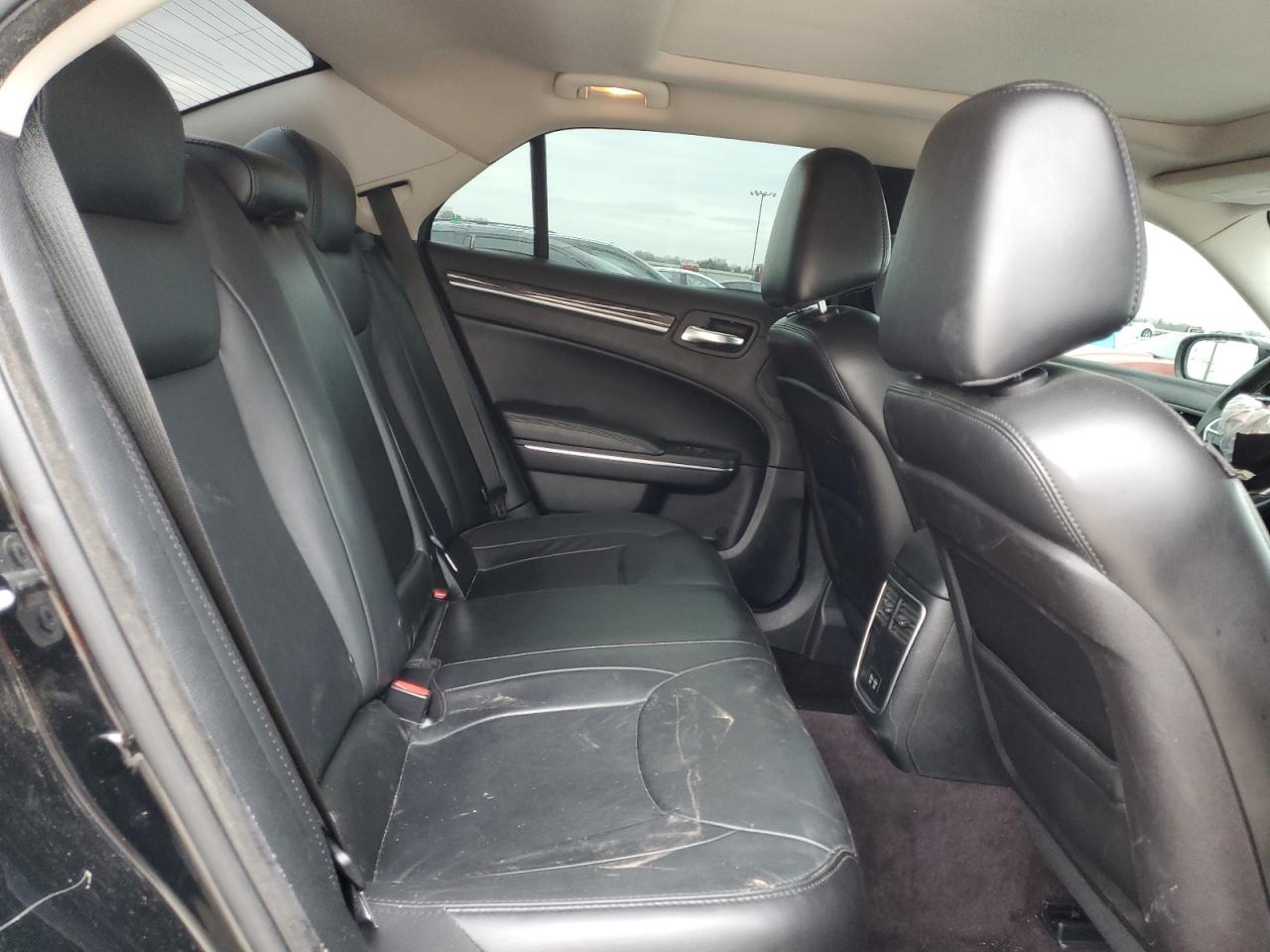 2016 Chrysler 300 - Image 10