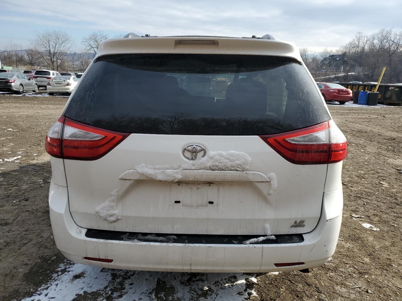2015 Toyota Sienna - Image 6