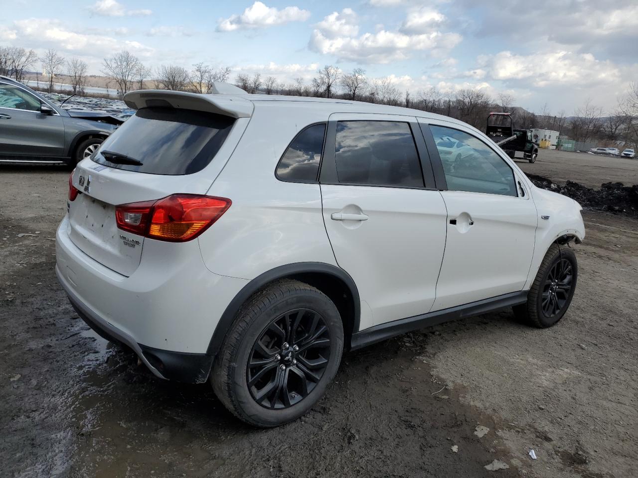 2017 Mitsubishi Outlander - Image 3
