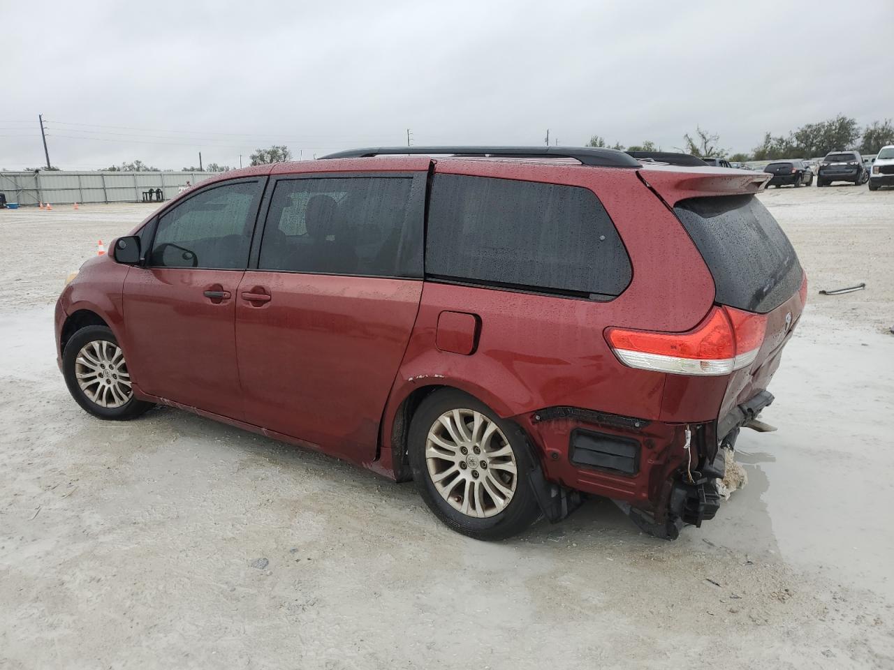 2012 Toyota Sienna - Image 2