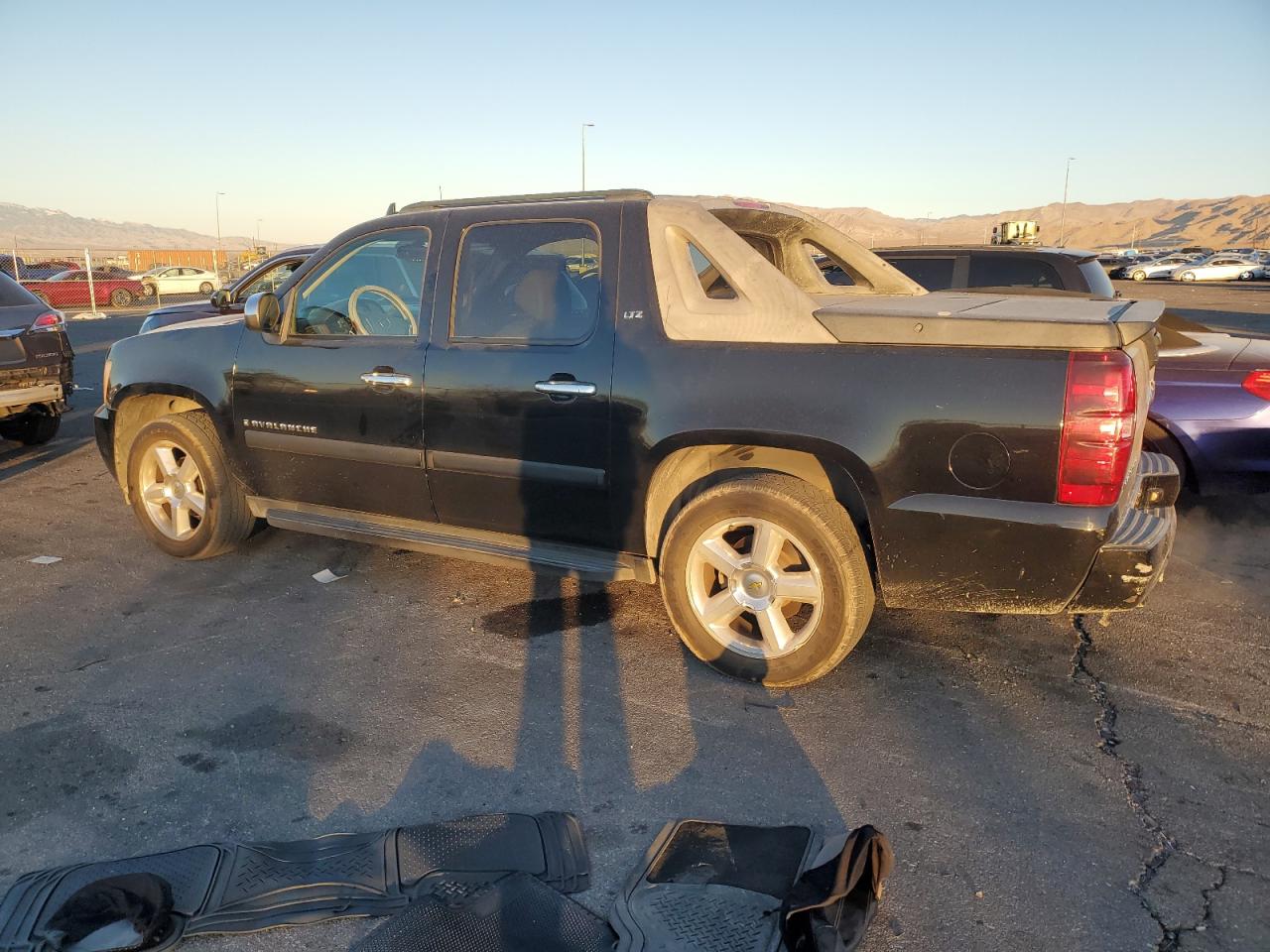 2008 Chevrolet Avalanche - Image 2