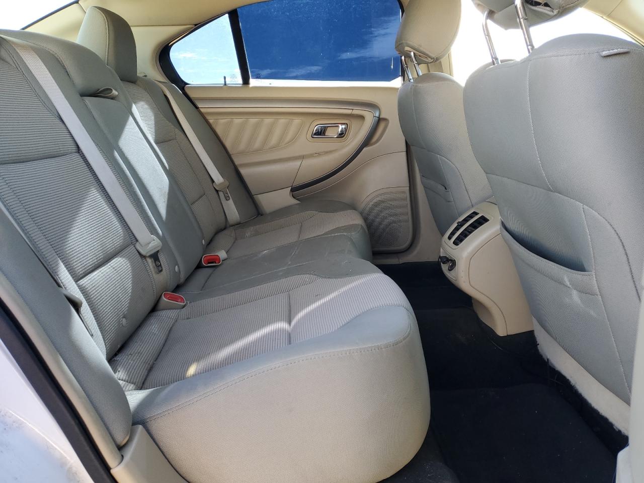 2018 Ford Taurus - Image 11