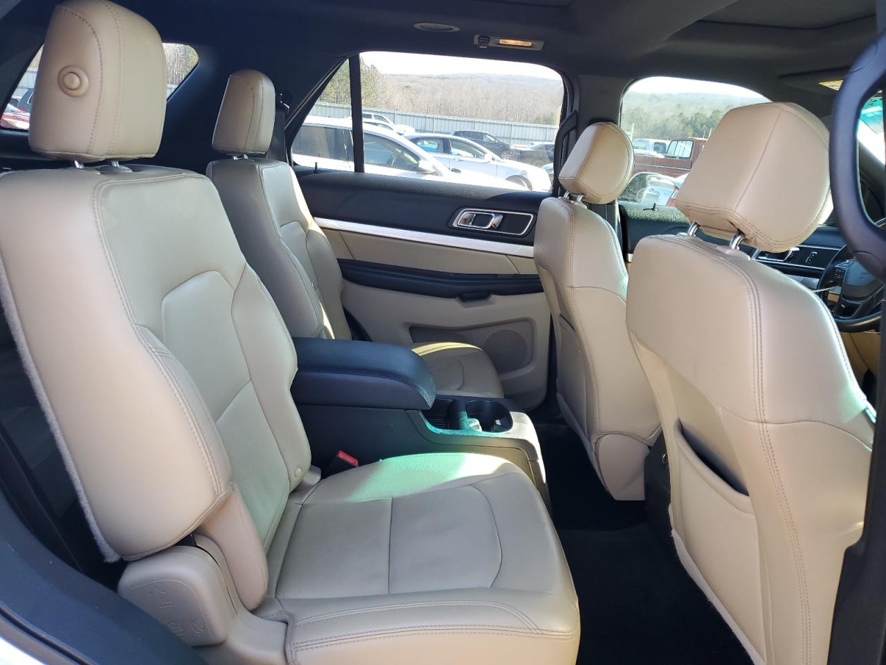 2016 Ford Explorer - Image 11