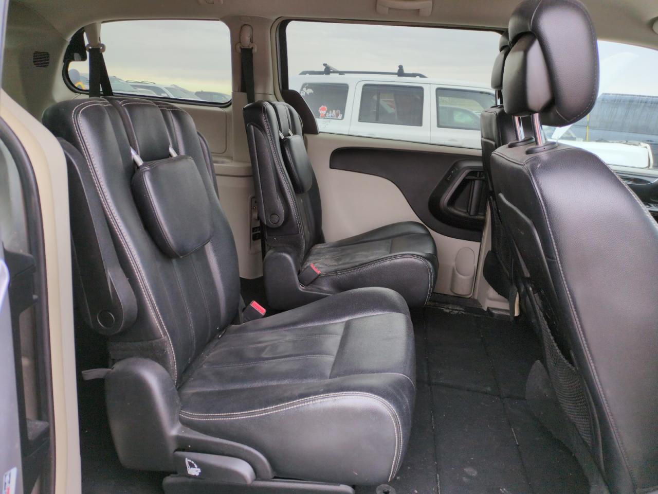 2014 Chrysler Town & Country - Image 11