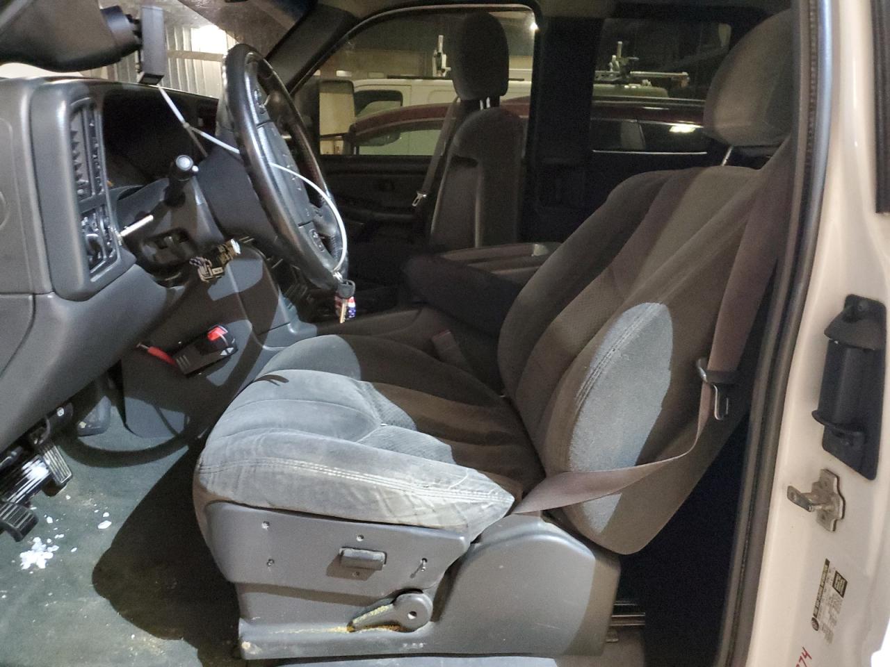 2004 Chevrolet Silverado - Image 7