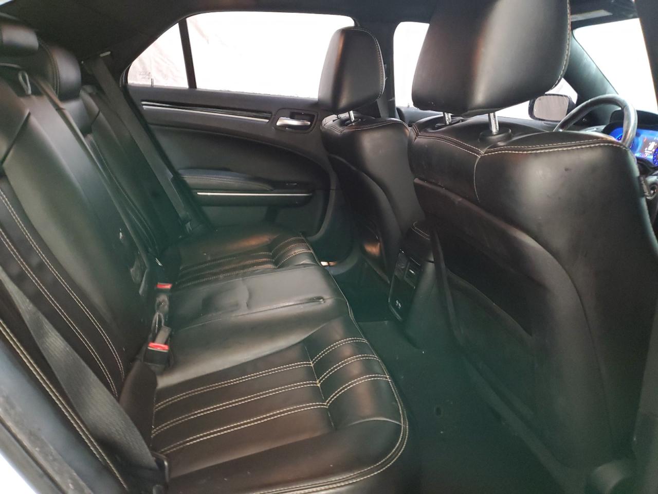2019 Chrysler 300 - Image 10