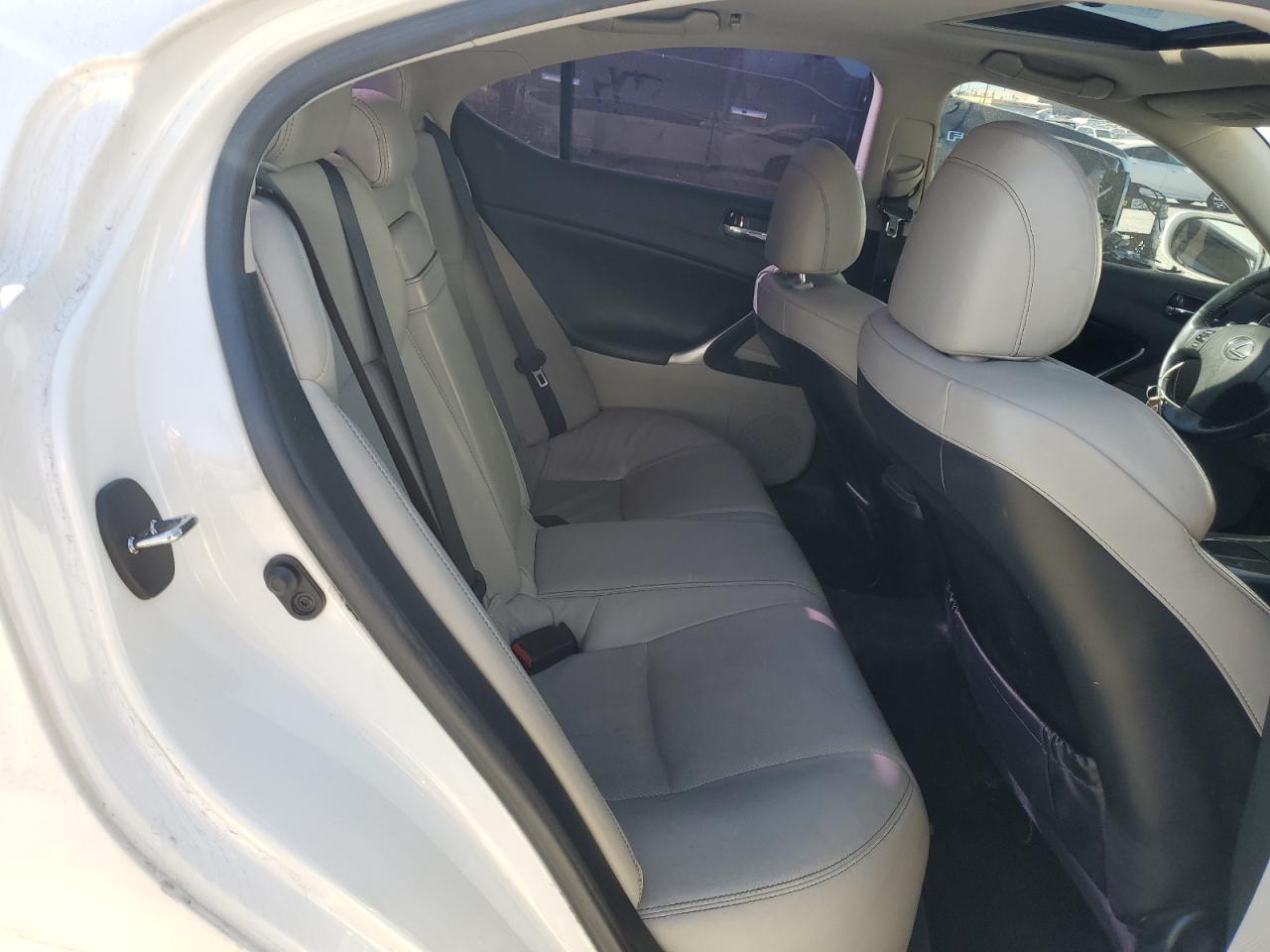 2010 Lexus IS - Image 10