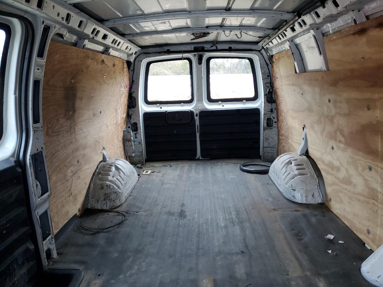 2011 Chevrolet Express - Image 10