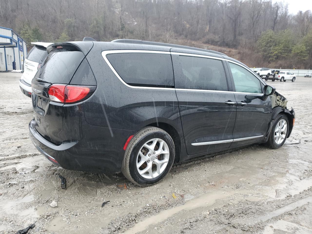 2017 Chrysler Pacifica - Image 3
