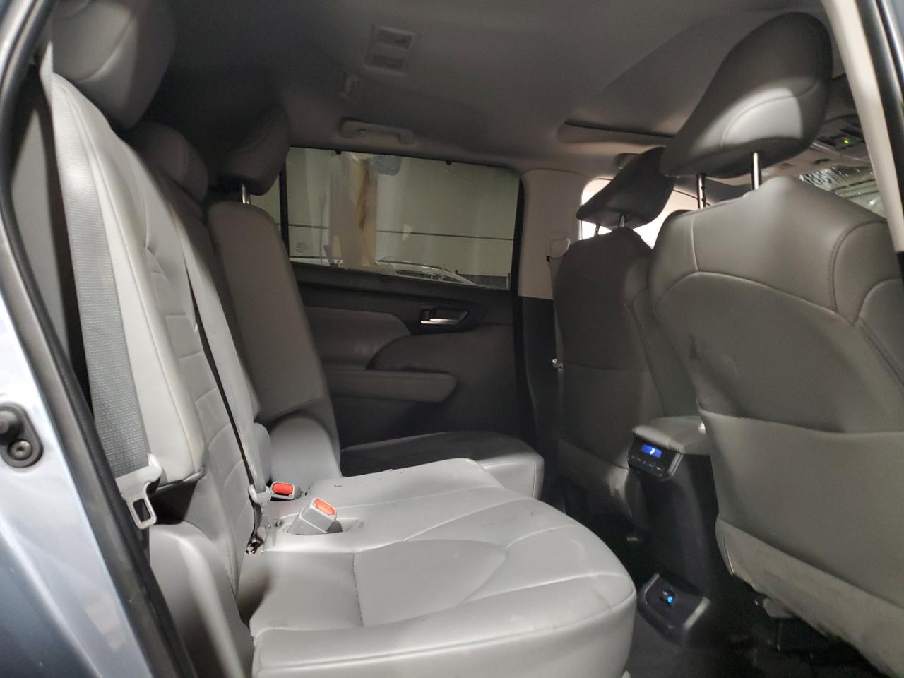 2022 Toyota Highlander - Image 11