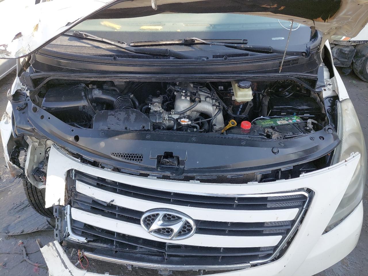 KMJWA37R5GU774027 - 2016 Hyundai H1 - #42477905