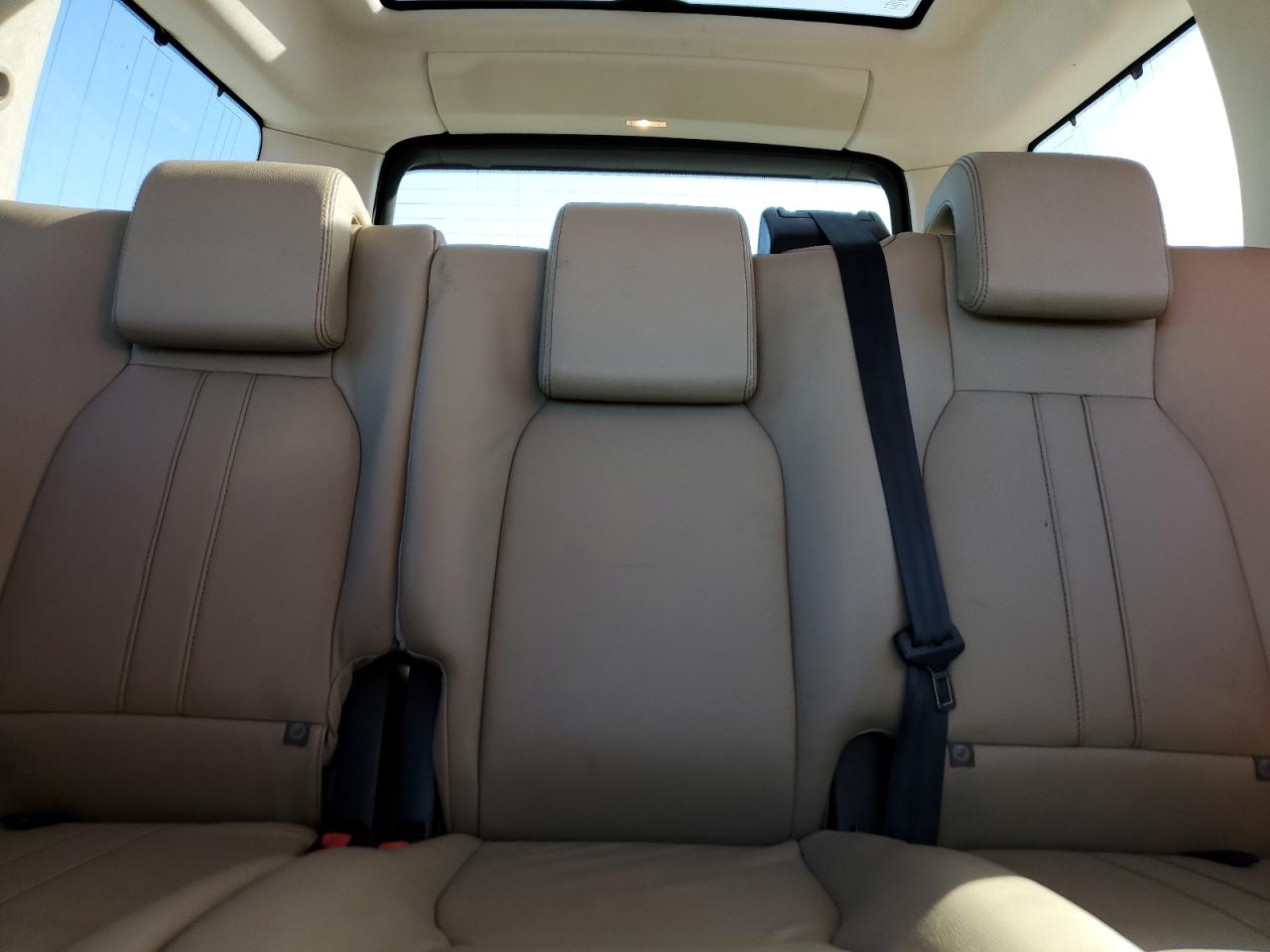 2010 Land Rover LR4 - Image 10