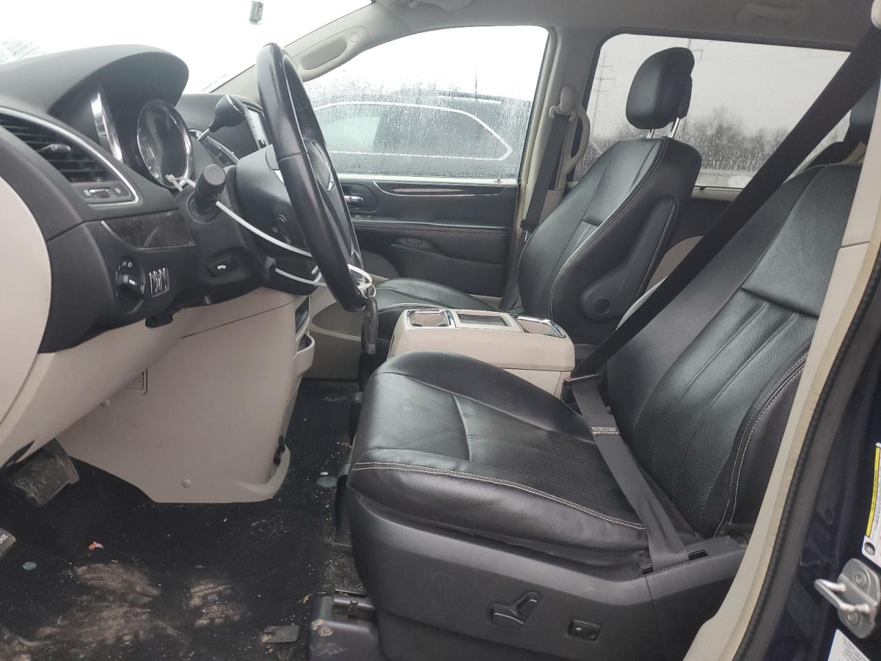 2013 Chrysler Town & Country - Image 7
