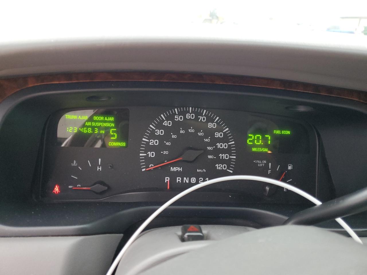 2002 Lincoln Town Car - Image 9