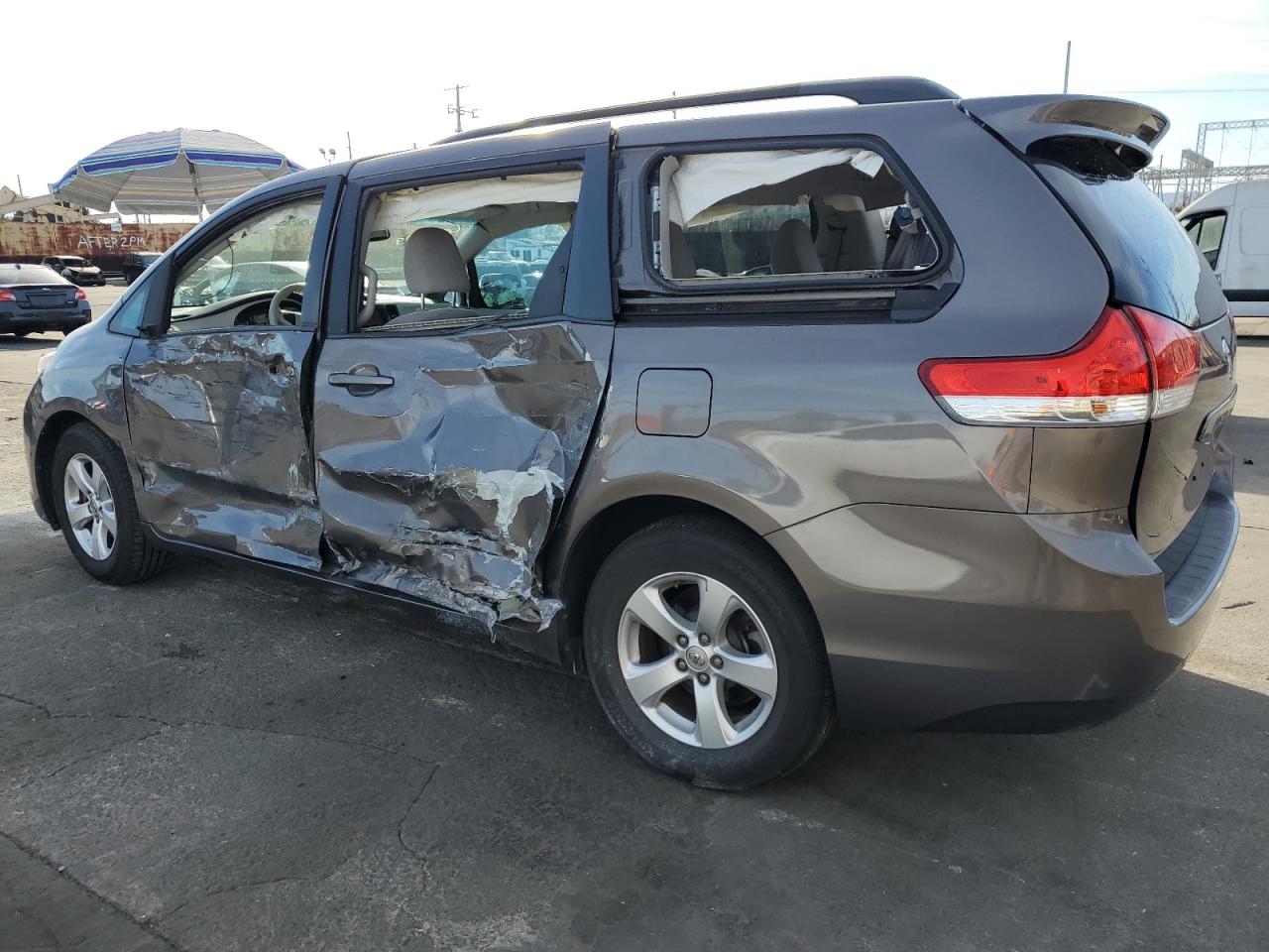 2014 Toyota Sienna - Image 2