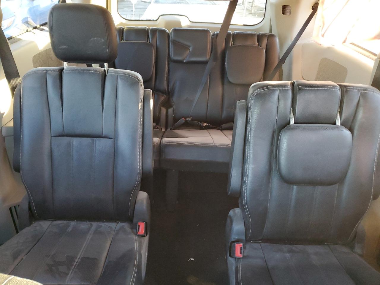 2012 Chrysler Town & Country - Image 10