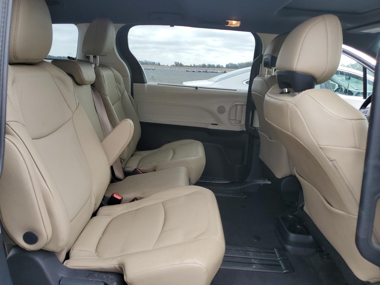 2021 Toyota Sienna - Image 12