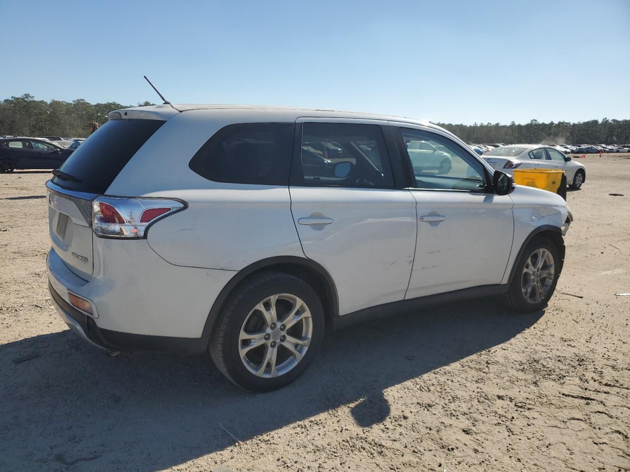 2015 Mitsubishi Outlander - Image 3