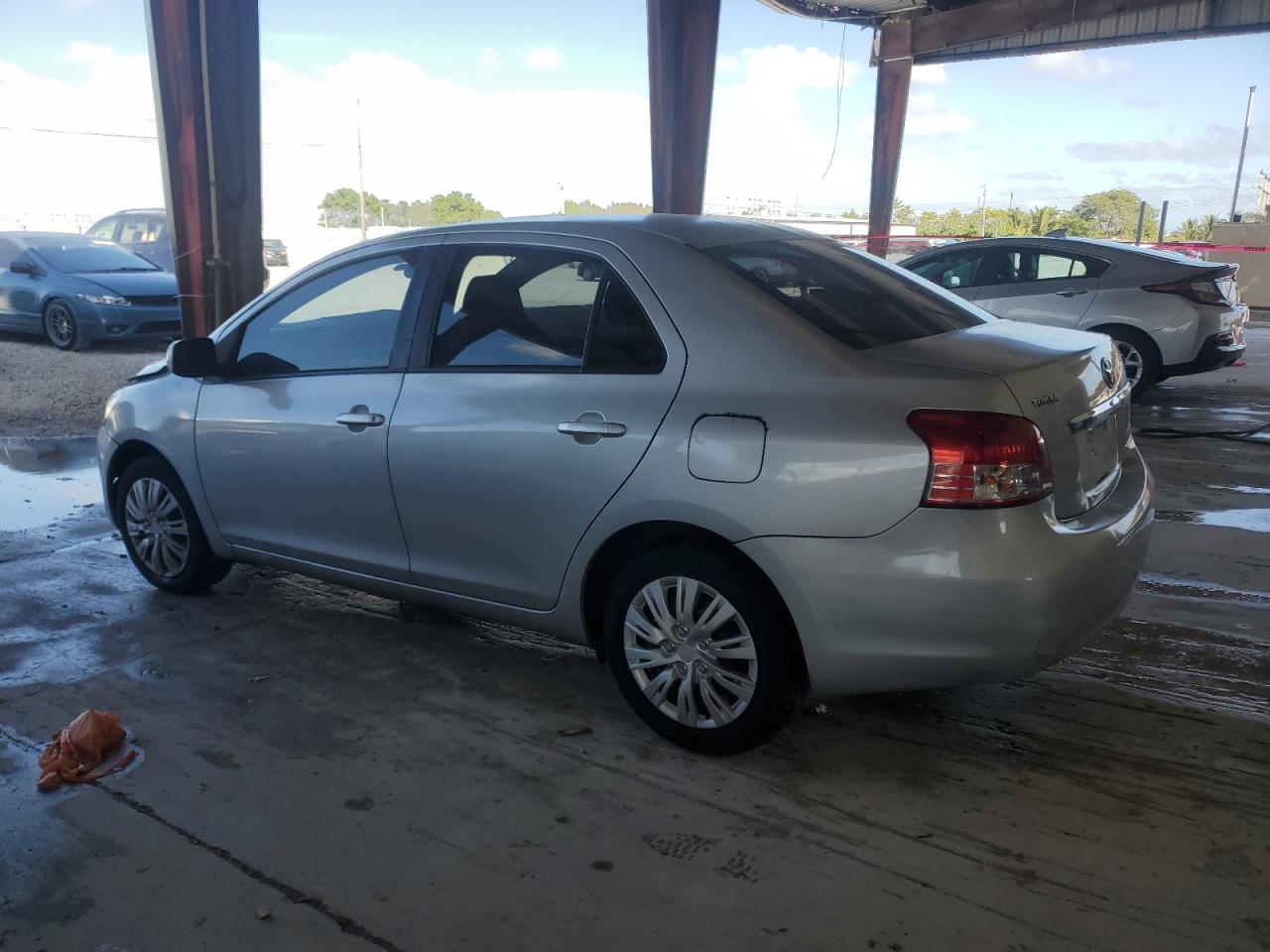 2010 Toyota Yaris - Image 2
