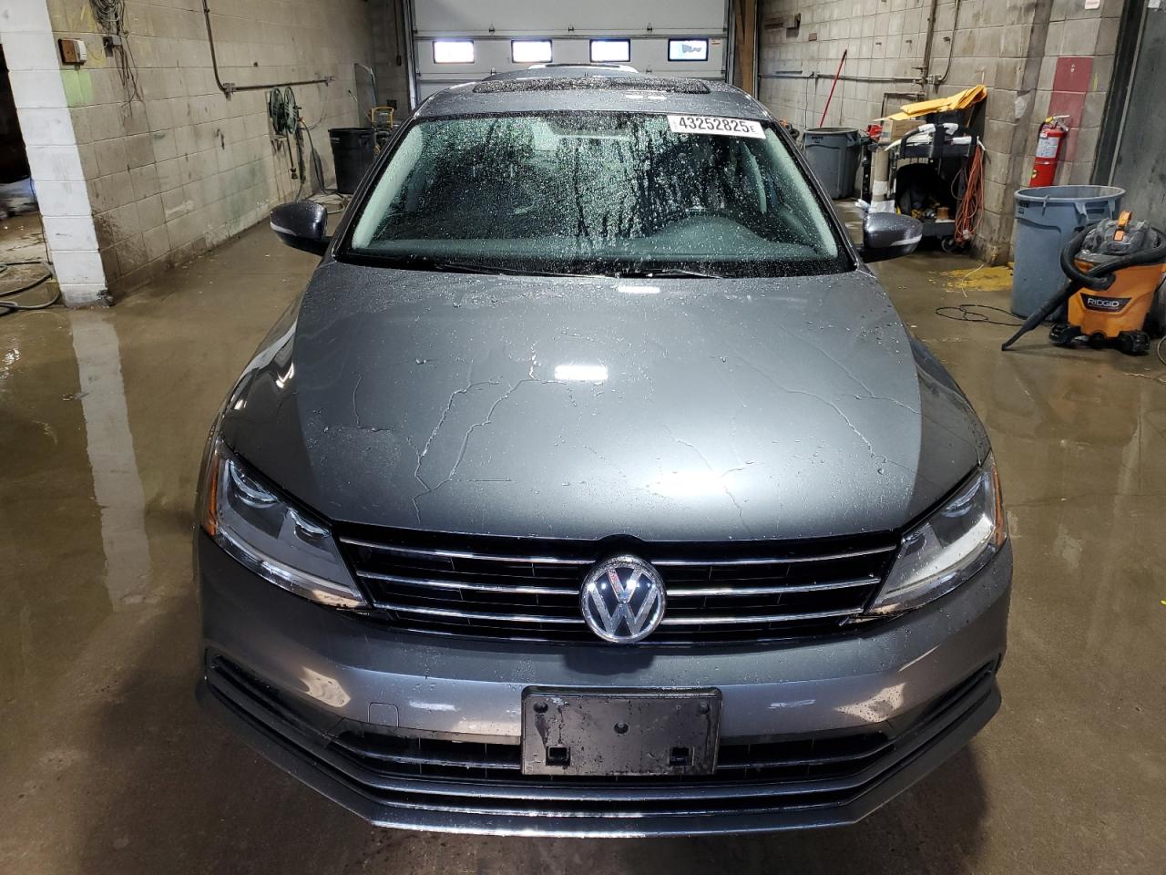 2017 Volkswagen Jetta - Image 5
