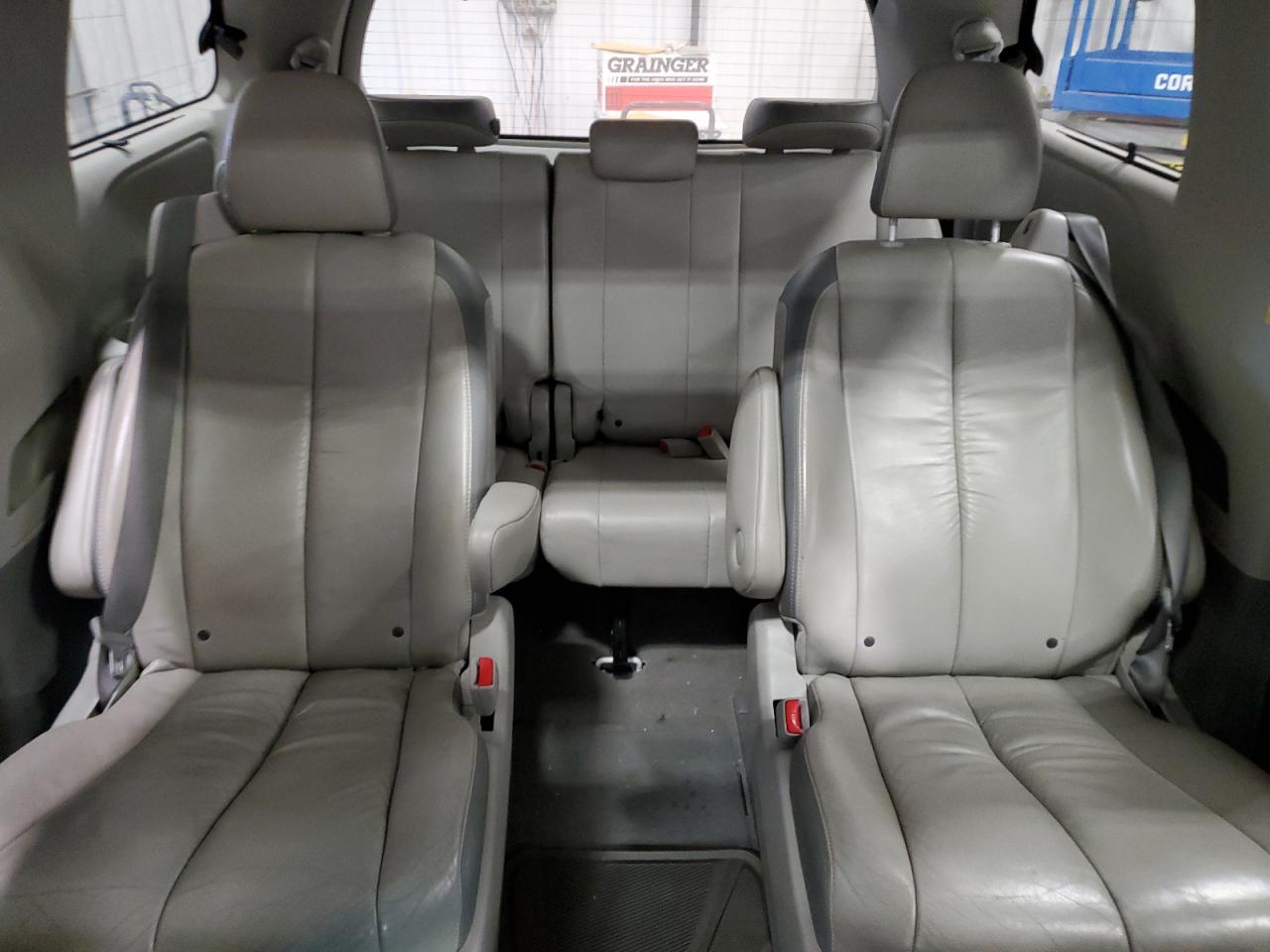 2011 Toyota Sienna - Image 10