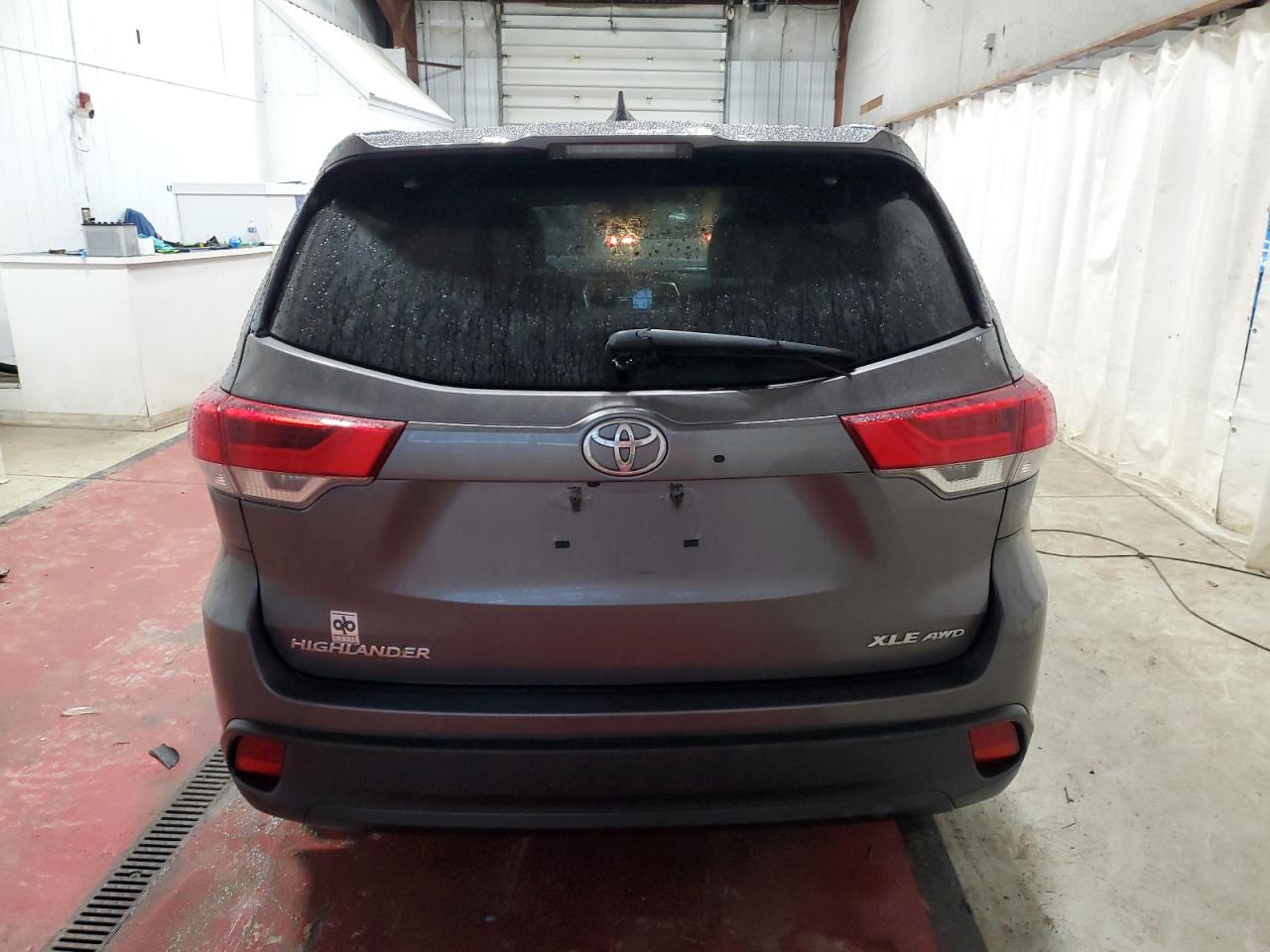 2017 Toyota Highlander - Image 6