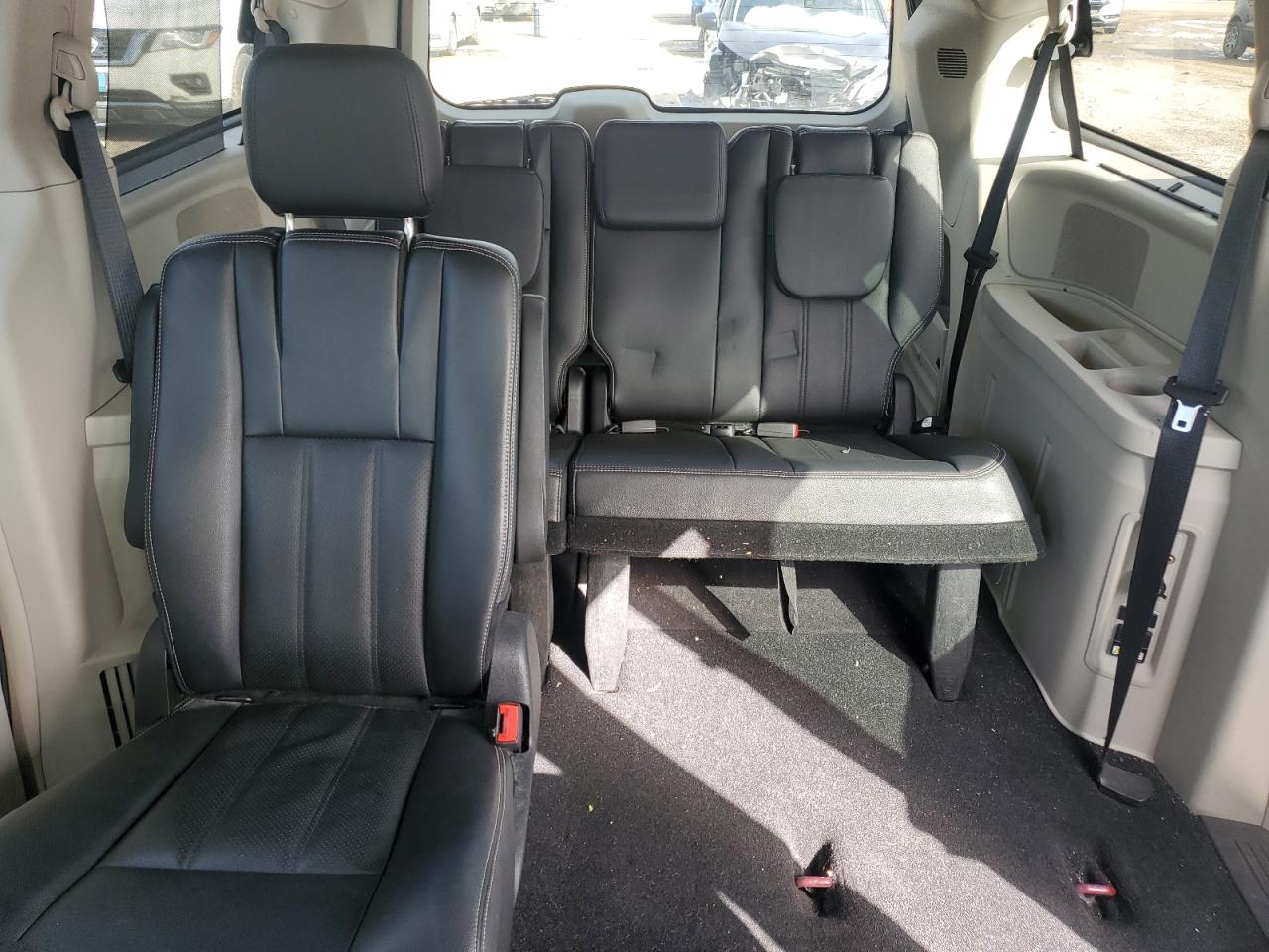 2016 Chrysler Town & Country - Image 10