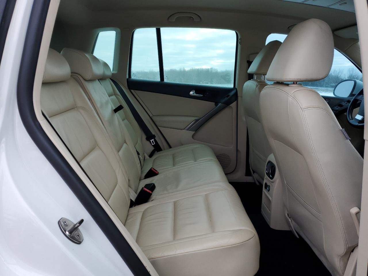 2010 Volkswagen Tiguan - Image 12