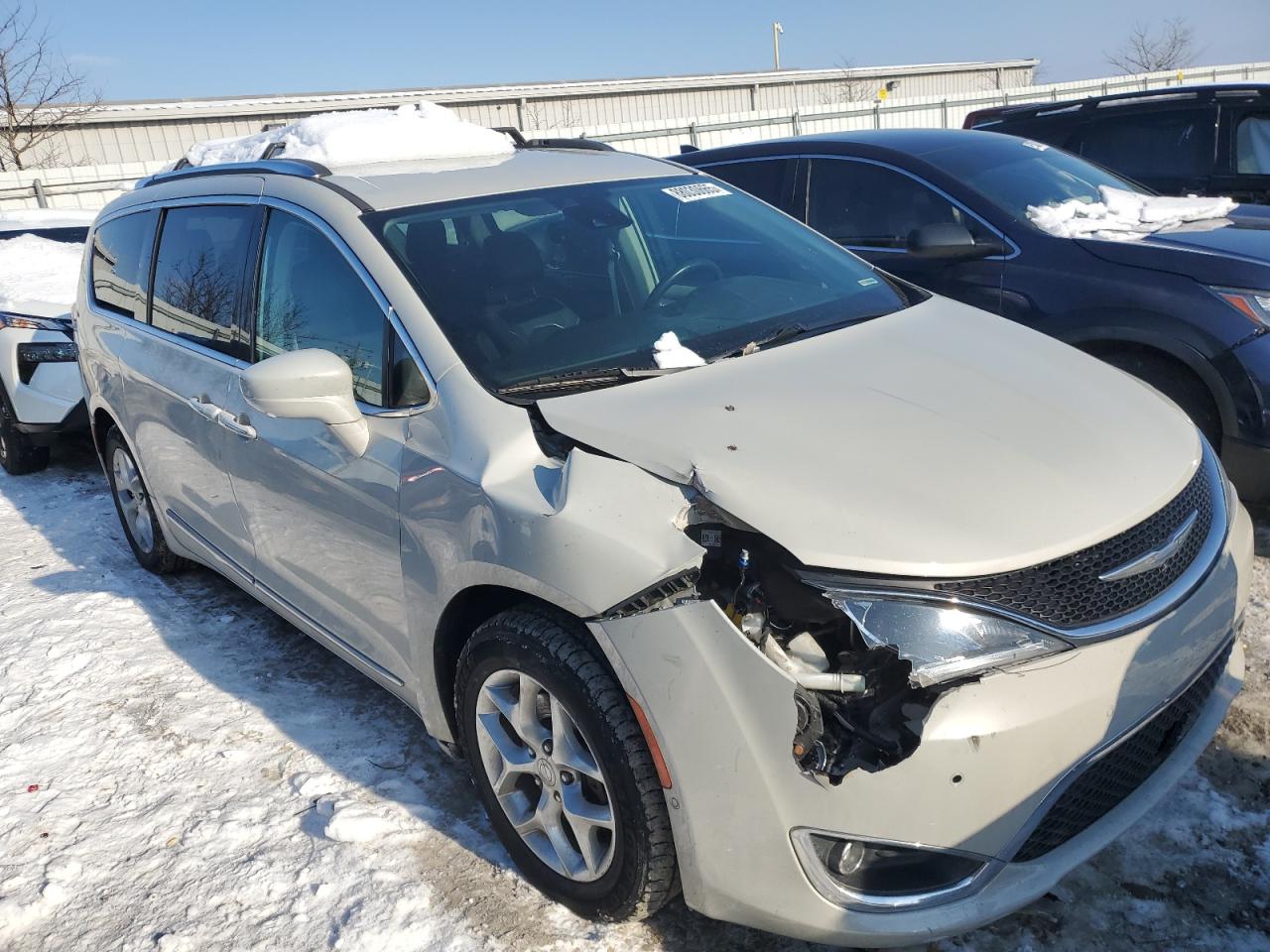 2017 Chrysler Pacifica - Image 4
