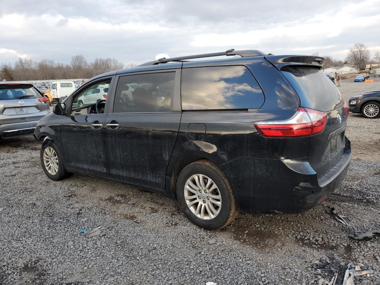 2017 Toyota Sienna - Image 2