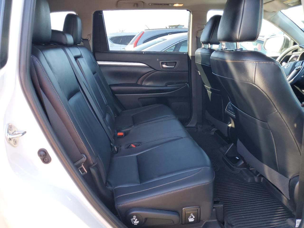 2019 Toyota Highlander - Image 11