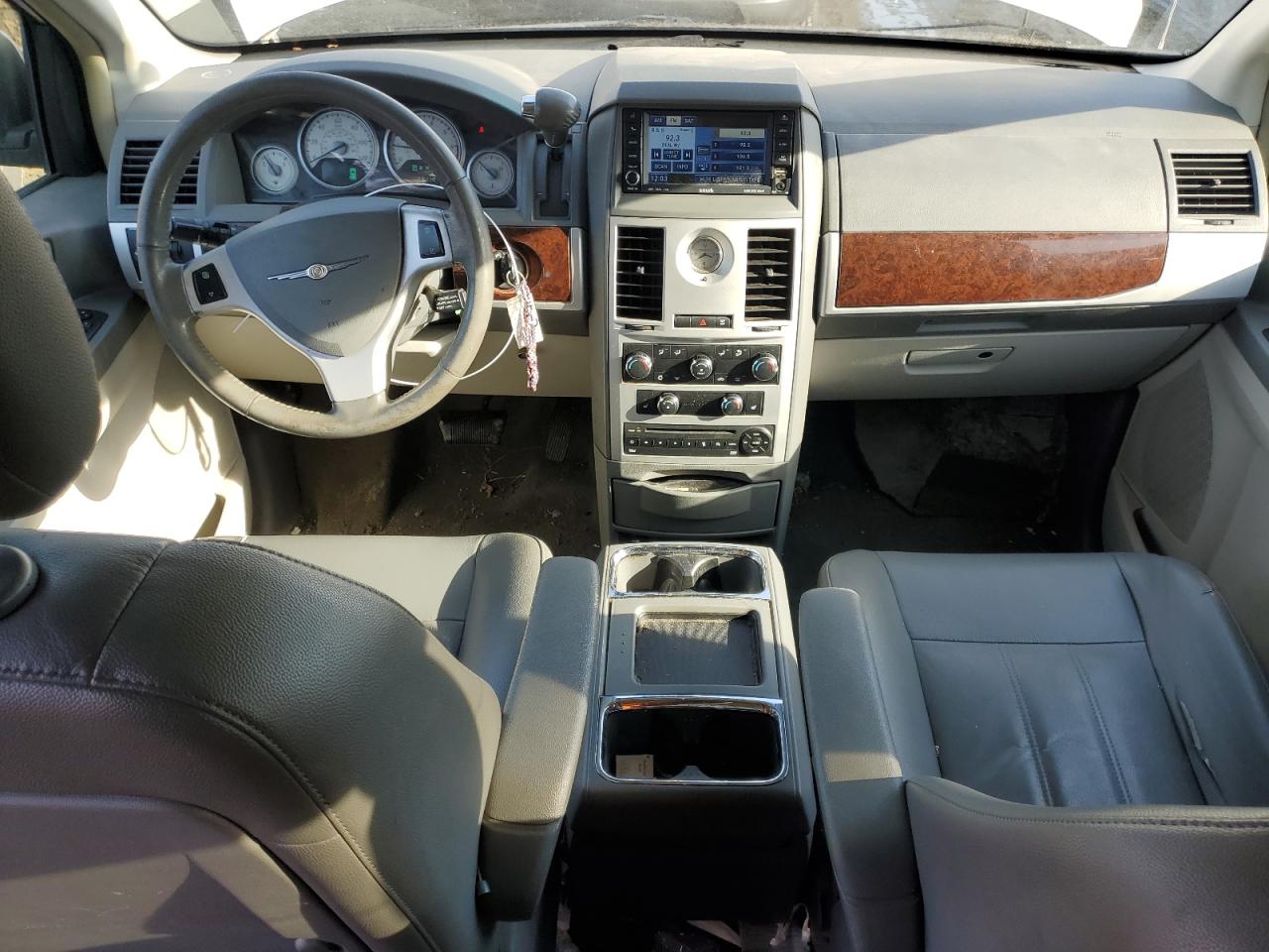 2010 Chrysler Town & Country - Image 8