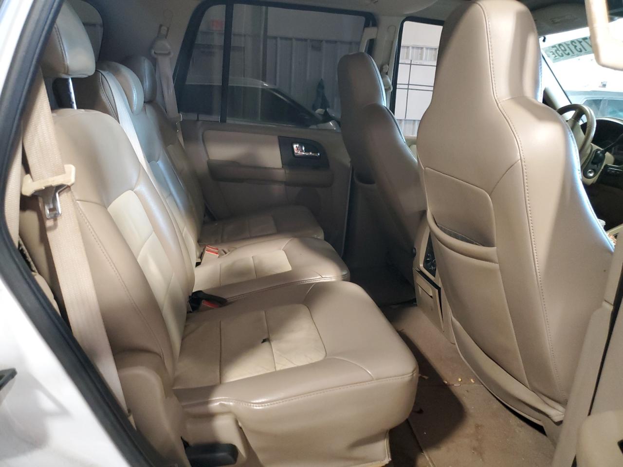 2005 Ford Expedition - Image 11