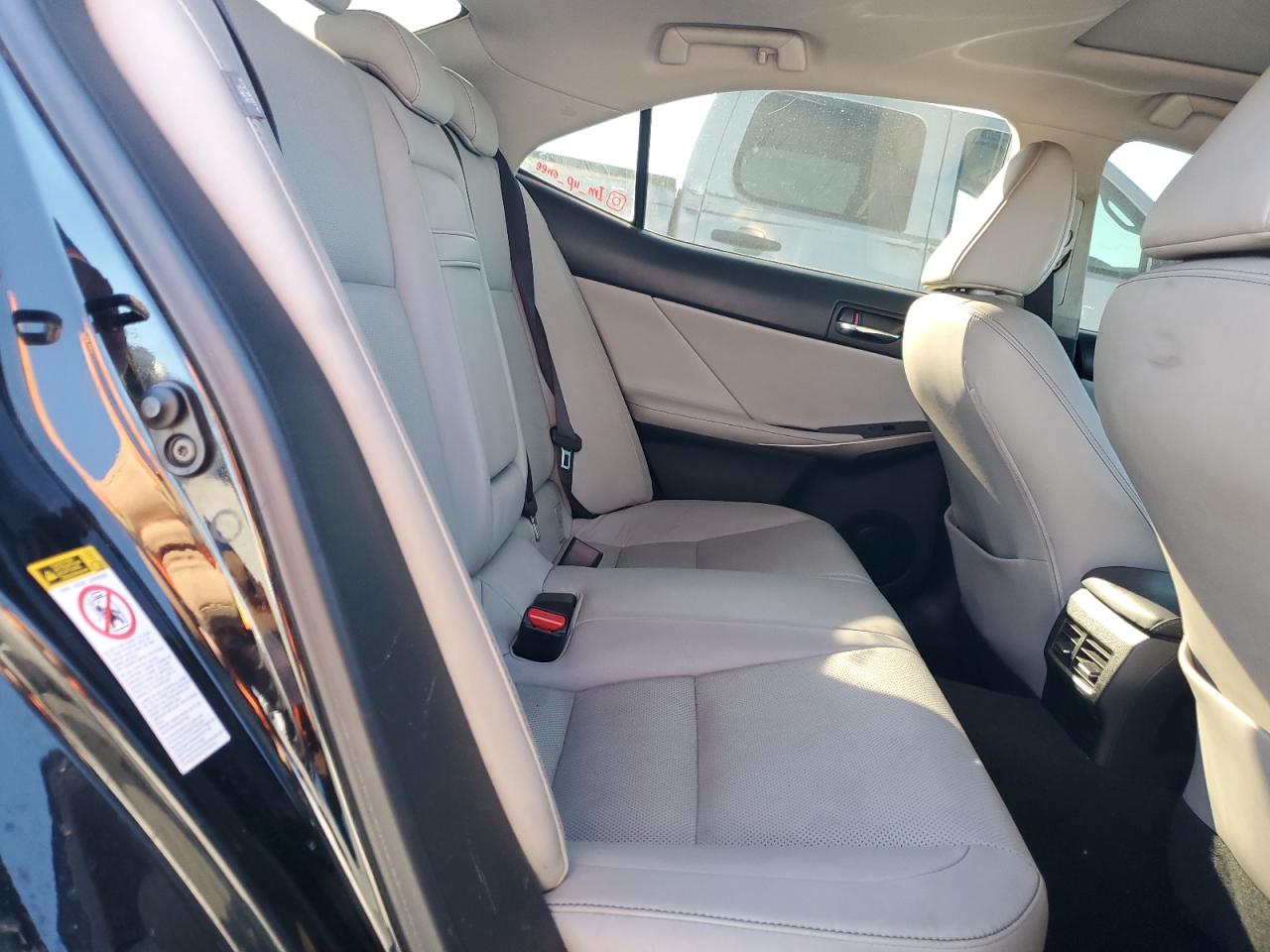 2016 Lexus IS - Image 10