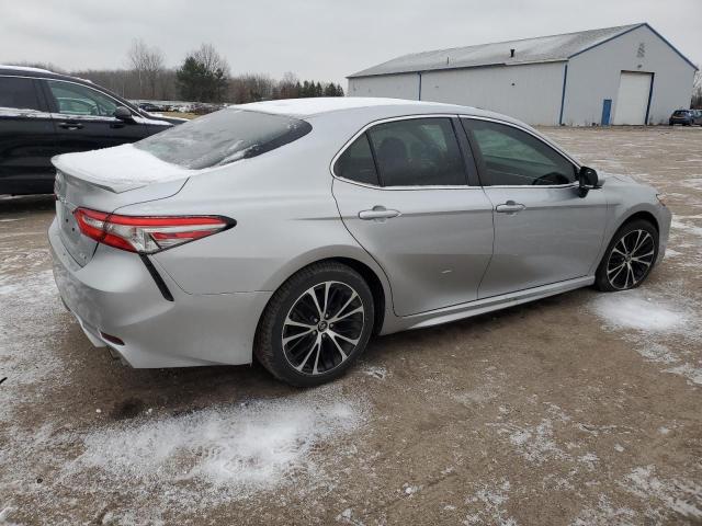  TOYOTA CAMRY 2018 Srebrny