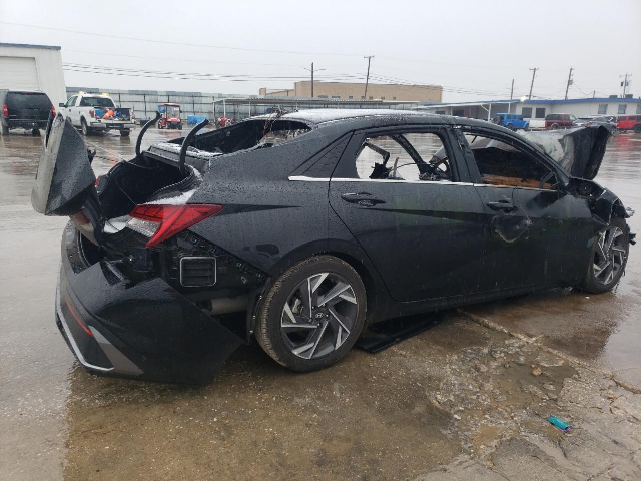 2024 Hyundai Elantra - Image 3