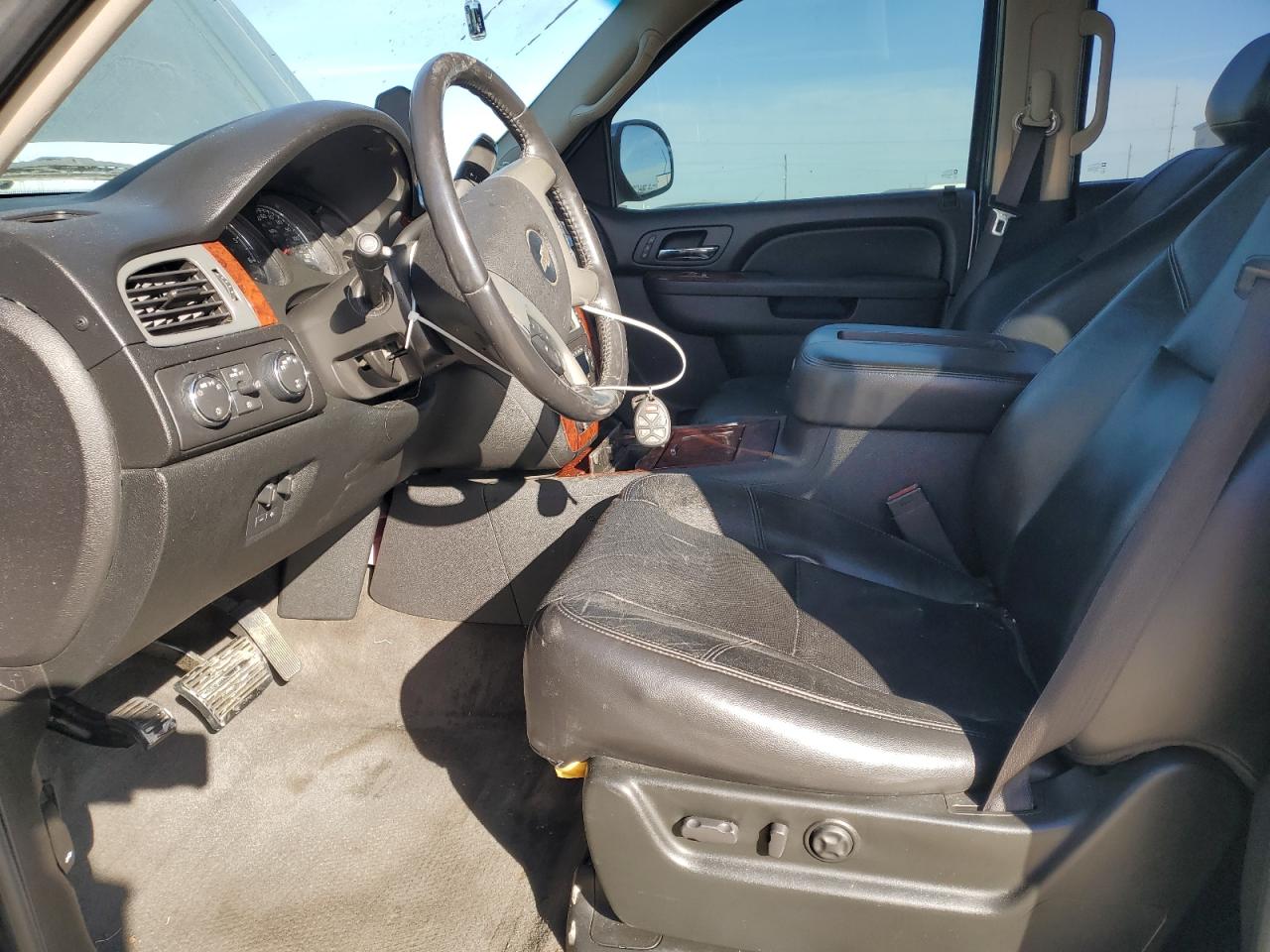 2010 Chevrolet Suburban - Image 7