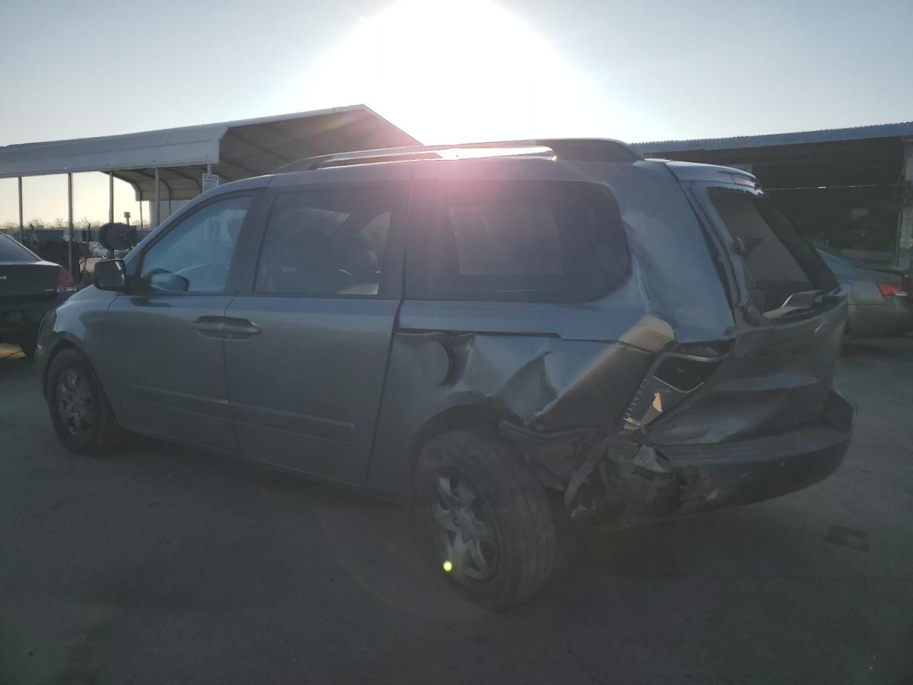 2010 Kia Sedona - Image 2