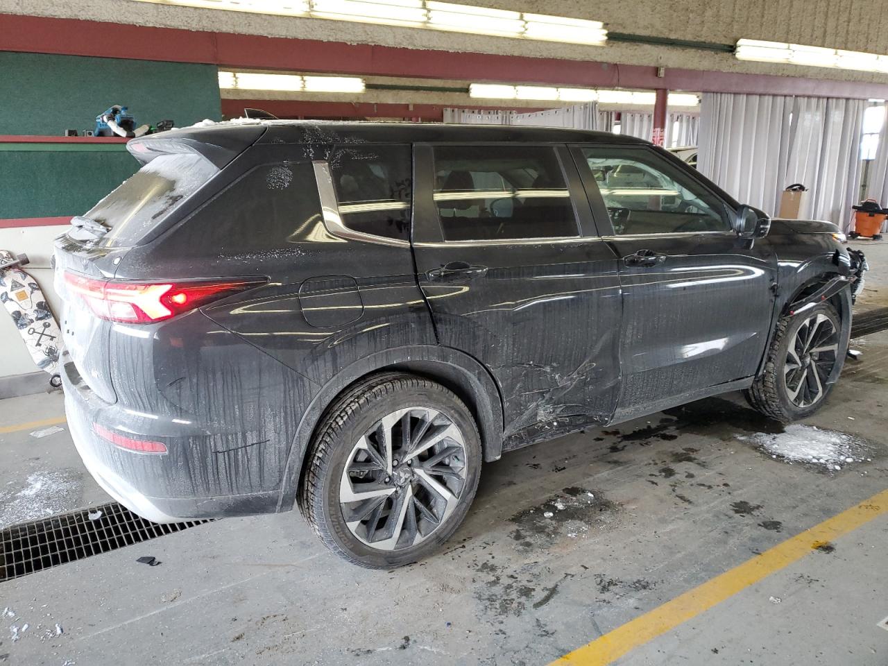 2024 Mitsubishi Outlander - Image 3