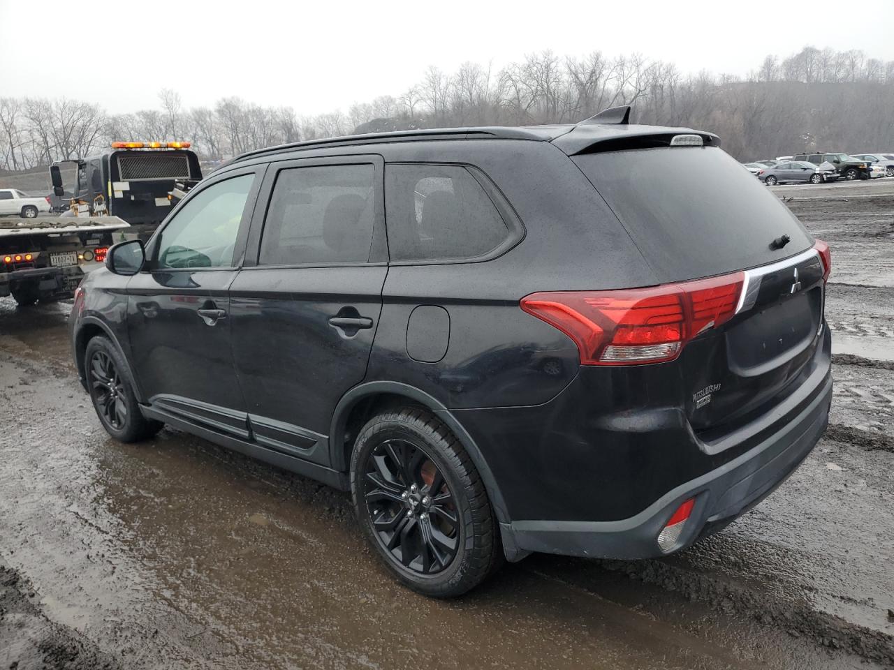 2018 Mitsubishi Outlander - Image 2
