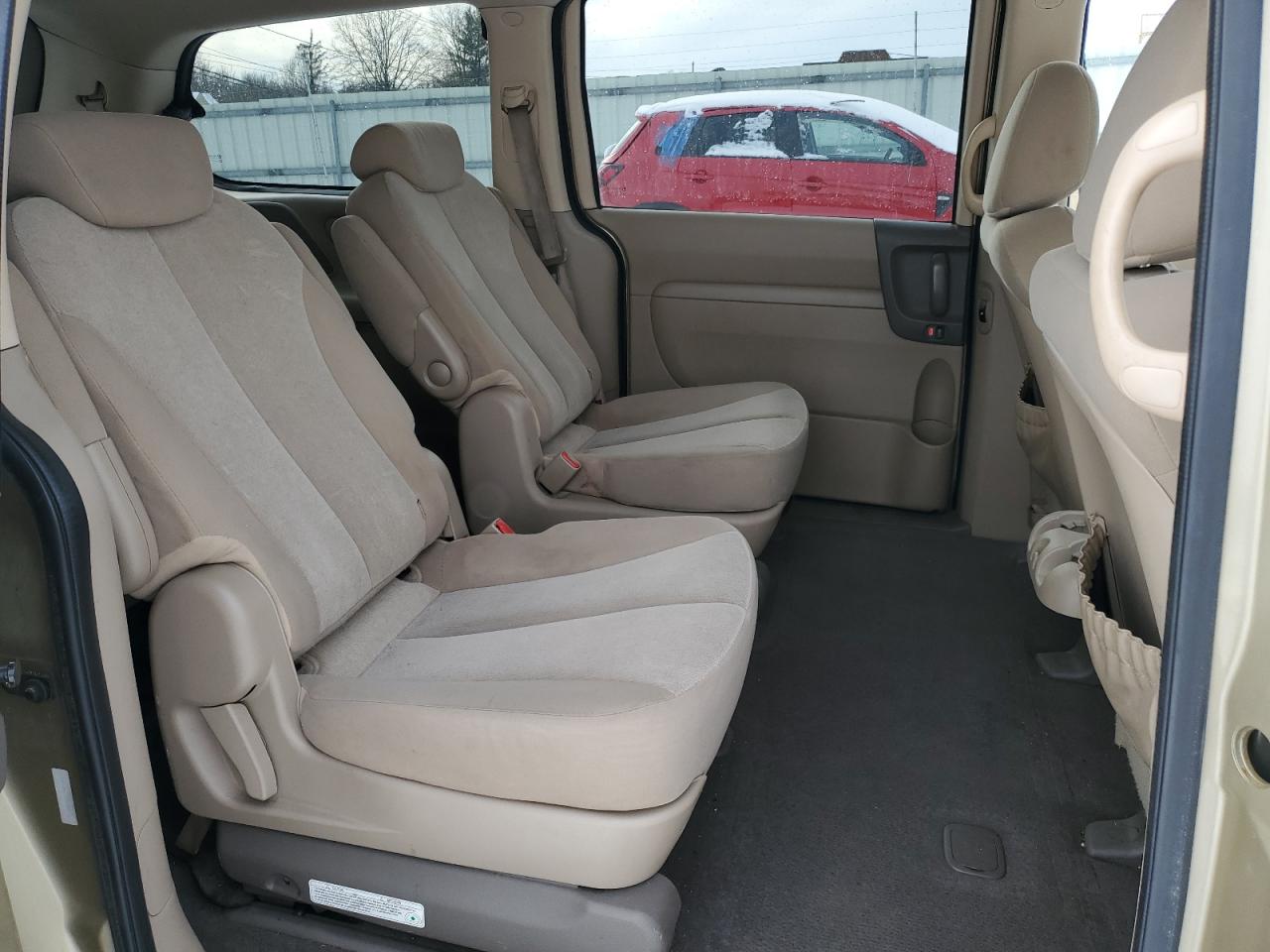 2010 Kia Sedona - Image 12