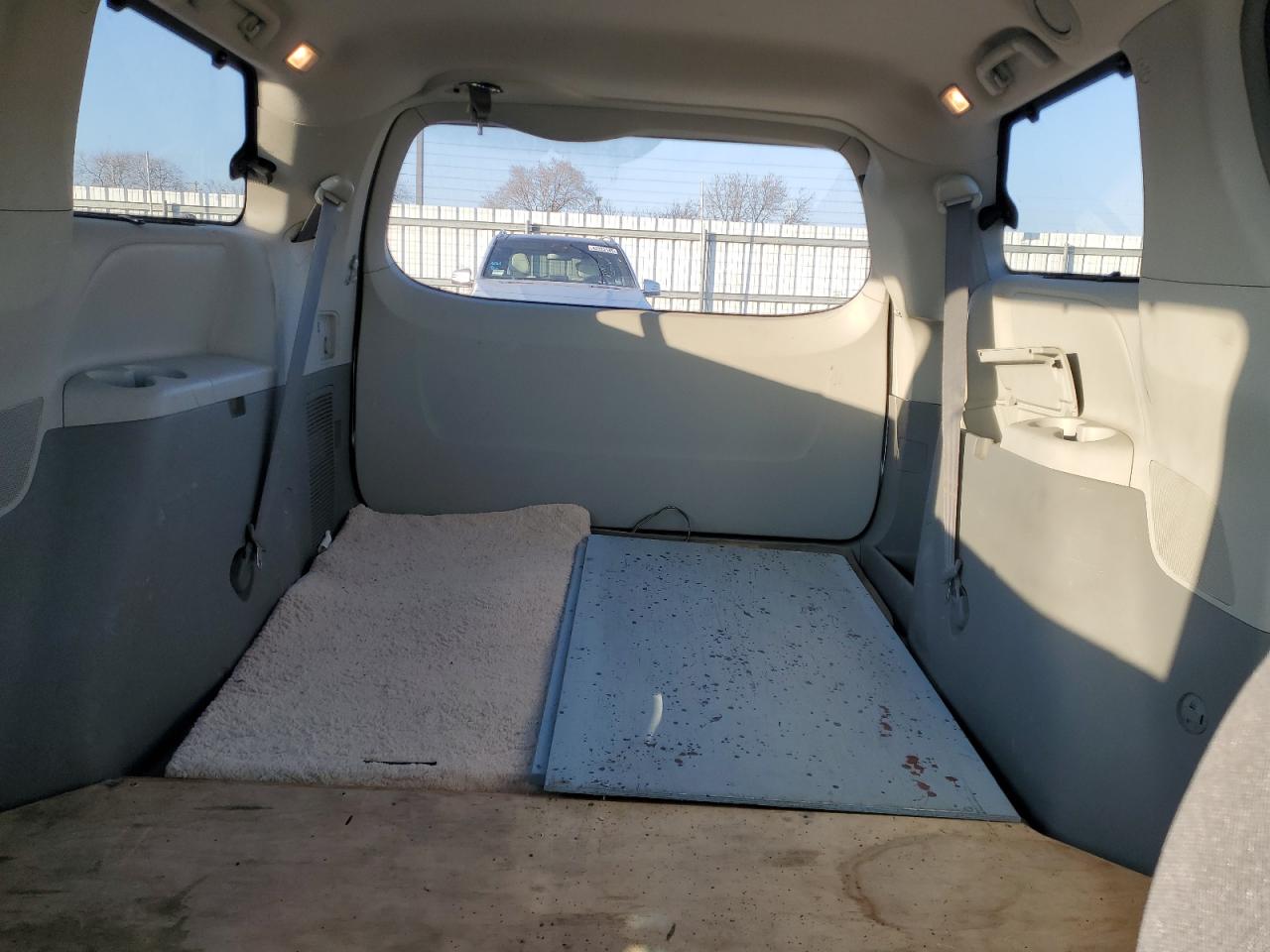 2012 Toyota Sienna - Image 10