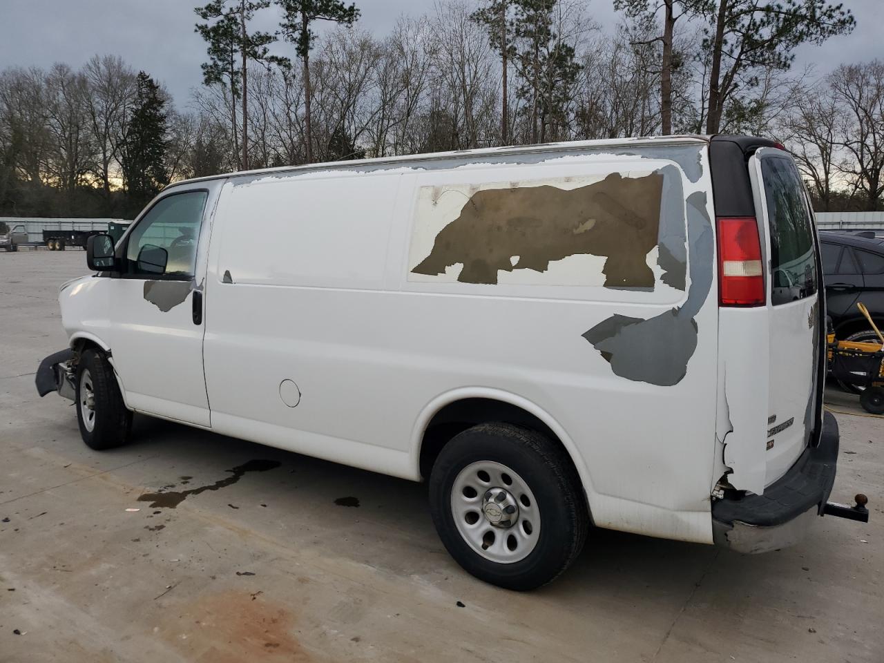 2010 Chevrolet Express - Image 2