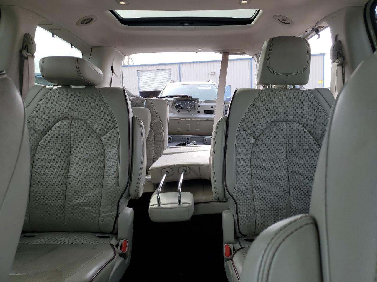 2017 Chrysler Pacifica - Image 10