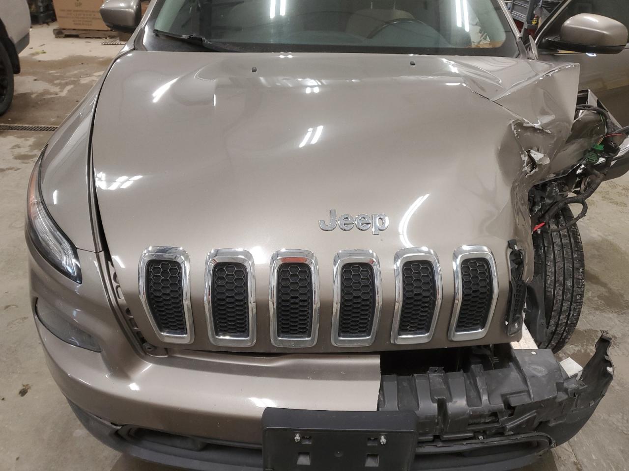 2016 Jeep Grand Cherokee - Image 12