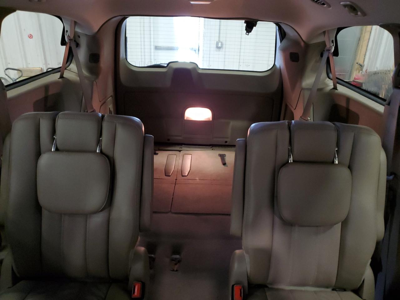 2012 Chrysler Town & Country - Image 10