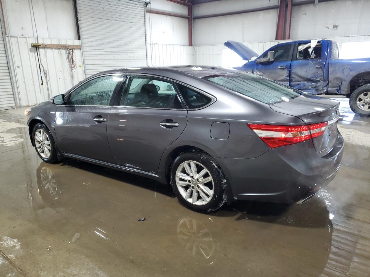 2015 Toyota Avalon - Image 2