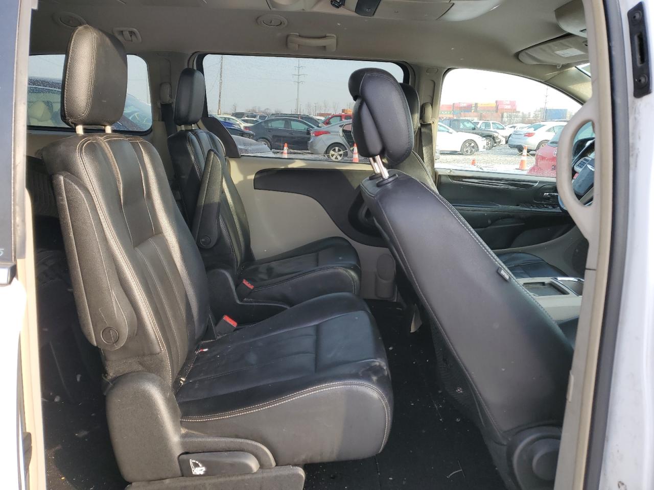 2014 Chrysler Town & Country - Image 11
