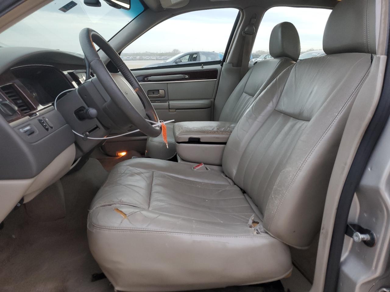 2006 Lincoln Town Car - Image 7