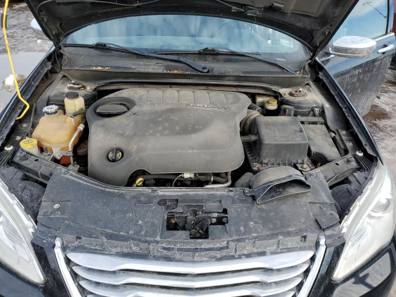 2013 Chrysler 200 - Image 11